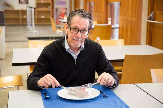 Ronald Evans, director of Salk’s Gene Expression Laboratory, has developed a compound called fexaramine that acts like an imaginary meal. Fexaramine, which tricks the body into reacting as if it has consumed calories, could lead to an effective obesity and diabetes treatment in humans. Source: Salk Institute for Biological Studies.