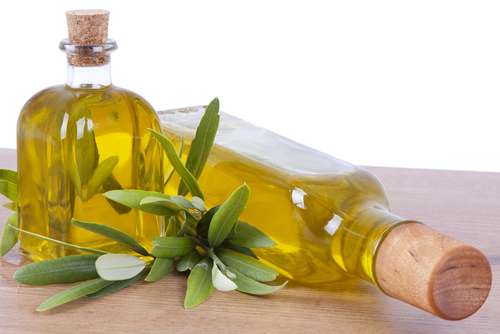 Extra virgin olive oil, or nuts, in conjunction with the Mediterranean diet, may ward off memory loss.